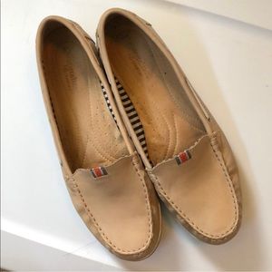 Naturalizer beige leather loafers